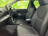 前席は身体を預けやすい形状で、落ち着いた色味のシートが車内になじみます。足元にはゆとりがあり、運転席側を含めて見通しのよい室内空間です。