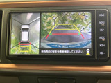後方の映像に加えて車両周辺を上から見た表示も確認でき、駐車時の周囲確認をサポートします。ガイドラインも表示されるため、車庫入れや縦列駐車で役立ちます。