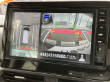 まるで真上から見ているような、視認性の良いアラウンドビューモニターです。駐車が苦手な方でもこれでらくらく駐車できますよ。