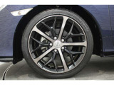 純正のアルミホイールが足元を飾ります!タイヤサイズは235/40R18になります。