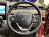 ハンドルにHondaセンシング系のクルーズコントロールやレーンキープアシストなどのスイッチと、オーディオの操作スイッチが装備されています。ハンドルから手を離さず安全に操作できます。