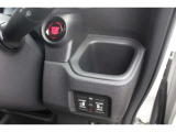 運転席側のドリンクホルダーです。両側パワースライドドアも装備されています。エンジンはボタン一つで始動。