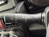 操作を示す表示がレバー上に整理されており、運転席から確認しやすい設計です。手元で機能を把握しやすく、天候や視界の変化に合わせて活用できる装備です。