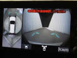 車両周辺を真上から見たような広範囲の映像を表示し、安全運転をサポートする「パノラミックビューモニターを搭載しています。