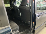 運転席側スライドドアを開けた状態です。アシストグリップが乗り降りのお助けになりますね。