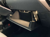こちらに車検証等の書類を収納することができます。