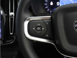 前方車を自動追従するアダプティブクルーズコントロールに加え、ステアリング操舵も行う進化型クルーズ『パイロットアシスト』を搭載。車体を車線内へと適正に維持しつつ先行車を忠実に追従します。