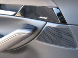 車内音響に合わせてチューニングされた専用スピーカーのBOSEシステム。奥行きのある澄んだ音と驚きの臨場感で、移動時間をプレミアムな音楽空間へと進化させます。