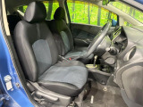 運転席まわりには十分なスペースがあり、大柄な方でもゆったり運転していただける環境です。