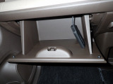 大型のグローBOXが装備されています。よく使うアイテムの収納に便利です、欲しい時にすぐに取り出せます♪