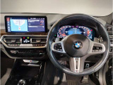 【ハンドル】ドライバーとBMW車の一体感がダイレクトに伝わるステアリングホイール。形状・太さへの拘りに加えて、操作性を高める為にスイッチ類も配置。クイックかつ安定のドライビングを体感下さい!