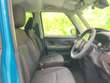 前席まわりは視界が広く、運転席と助手席のシートも落ち着いた色合いでまとまっています。乗り降りしやすい開口部とすっきりした足元で、毎日の移動も快適に過ごせます。