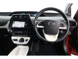運転席・センターコンソールまわりです。シンプルな飽きのこないデザインとなっております。