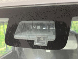 【スズキ セーフティサポート】走行中に前方の車両等を認識し、衝突しそうな時は警報とブレーキで衝突回避と被害軽減をアシスト。より安全にドライブをお楽しみいただけます。