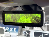【スマートリヤビューミラー】後席の大きな荷物や同乗者で後方が確認しづらい時でも安心!カメラが撮影した車両後方の映像をルームミラー内に表示。クリアな視界で状況の確認が可能です!