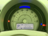 速度やシフト位置、燃料の目安など、運転に必要な情報をひと目で確認できるメーターです。表示がまとまっていて視線を向けた際に情報を把握しやすく、日々の運転を支えてくれます。