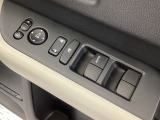 鍵や窓の開け閉めはこちらで!サイドミラーの調節も電動で出来ます。