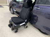 セカンドシートが回転して車外へスライドダウン。シートは車いすとしてご利用いただけます。