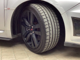 【純正アルミホイール】外観にあったアルミホイールを装着しております。各種社外アルミホイールや、スタッドレスタイヤも取扱いしております。是非ご相談ください。