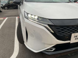 対向車がいてもハイビームを維持できるアダプティブLEDヘッドライト。先行車や対向車の有無に応じてハイビームの照射パターンを変化させ、常に視認性の高い状態が維持されます。