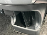 足元には小物入れやドリンクホルダーを配置☆