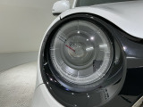 LEDヘッドライトは、点灯の瞬間から最大光量を発揮し、突然暗くなるトンネルなどでの安定感を高めます。