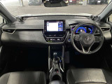 運転席の画像です。足元やシートまわりに余裕があり、リラックスした姿勢で運転が可能です。視界も良好で操作系へのアクセスもしやすく、快適で安心感のあるドライブをサポートします。