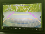 画面には車両後方の映像とガイド線が表示され、駐車時に周囲の位置関係を確認する目安になります。車庫入れや切り返しの際、画面表示を活用して安全確認をサポートします。