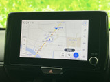 現在地周辺の道路や施設名が地図上に表示され、目的地検索や縮尺変更も画面から行えます。慣れない場所への移動時にも役立つ案内機能です。