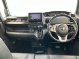 中央にナビ画面とオーディオ操作部がまとまり、運転席から確認しやすい配置です。地図確認や音楽の選択など、日々のお出かけをサポートする装備がそろいます。