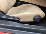 運転席にはドライバーの体型や好みに応じて前後方向だけでなく、高さの調整ができるシートリフターを装備!