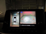 上から丸見え!アラウンドビューカメラです。お車の周りを写します。もちろん後退時には右画面に大きく表示します。