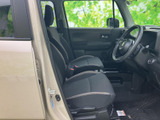 前席は視界が広く、運転席から前方や周囲を確認しやすいレイアウトです。座面と背もたれには落ち着いた色合いを採用し、助手席との間にもゆとりを感じられる空間にまとまっています。