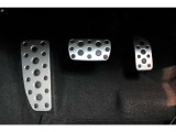 運転席の足元には「アルミパッド付ペダル」を装備、見た目もスポーティで車に乗り込む度に気持ちも高まる装備です