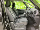 前席は視界が広く、運転席から前方や左右を確認しやすいレイアウトです。シートには落ち着いた色合いが用いられ、ゆったりと座れる空間で日々の移動を快適に過ごせます。