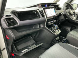 【グローブボックス】車検証や保険証、保険関連書類、整備用グローブなどの必要書類・小物を、助手席から運転席へすぐに取り出せる場所に整理して保管できます。車内の小物整理に役立ちます!
