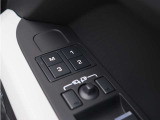 運転席にはシートメモリー機能を装備。お好みのシートポジションを記憶できるため、乗るたびに細かな調整をする手間を軽減できます。