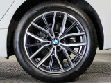 【BMWアロイホイル】軽量かつ強度に拘ったアロイホイル。走行性能ポテンシャルを引き出す設計。車の足元を引き締めてくれる大きなポイントはアロイホイルです。