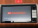 タッチ操作に対応したナビ・オーディオを備え、画面表示と周囲のボタンから各種機能へアクセスできます。運転前に設定を済ませておけば、日々の移動でも使いやすい装備です。