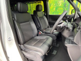 運転席まわりには十分なスペースがあり、大柄な方でもゆったり運転していただける環境です。