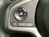 ステアリングにオーディオ操作スイッチが付いています。オーディオ画面に直接タッチしなくても操作が出来ますので、運転に集中できます。