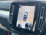リアカメラによる後方の確認だけでなく、真上から見下ろすバードアイ映像を映し出す360度ビューカメラで、自車周辺の詳細な状況を確認できます。見通しが悪く狭い場所で車を取り回す際には心強い味方となります。