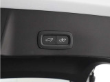 テールゲートには、スイッチ一つで開閉可能な電動開閉機能を装備。また、リアバンパーの下で足を動かすだけで開閉できる、ハンズフリー・オープニング/クロージング機構も搭載しています。