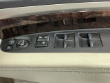 運転席のスイッチで全てのウィンドウの開閉操作を行うことができます。ロックボタンをONにしておくと、運転席以外のウィンドウは作動しないのでお子様を乗せているときなども安心ですね♪