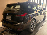 【BMWの伝統-3】BMWのお車は、&ldquo;駆け抜ける歓び&rdquo;を体現しております。走行の安定性とコーナリングの良さを追求し、思い通りにハンドルの操作可能です。