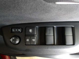 パワーウィンドウスイッチで運転席から全席の窓の開閉ができます。