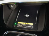 センターコンソールトレーはワイヤレス充電器(Qi(チー)規格)となっており、対応機種を置いておくだけで充電可能です。