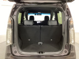 開口部も広く荷物の積み下ろしもしやすいお車となっております。シートを前方にスライドさせれば、さらに荷室を広げられます。また、床下にも収納スペースがあります。