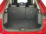 いろいろな使い方ができる広くて使い勝手のいい荷室。※一部、角度調整などができない車種もございます