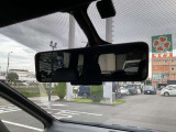 スマートルームミラーは、車両後方に設置されたカメラの映像を、ルームミラーに映し出すことで、死角をなくし、安全性を向上させることができます。また、夜間や雨天時でも、クリアな映像を映し出すことができます。